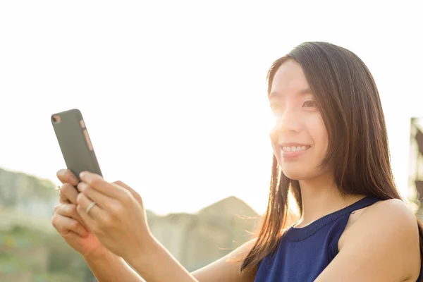 Frau benutzt Handy im Freien — Stockfoto