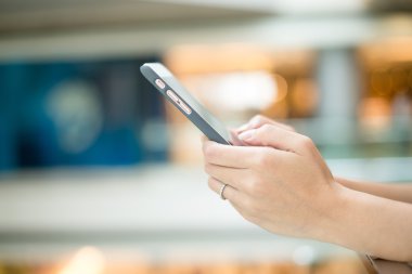 Cep telefonu kullanan kadın