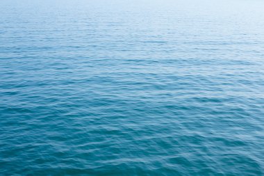 Dalgalı mavi deniz yüzeyi