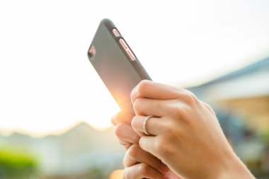 cep telefonu açık, kullanan kadın