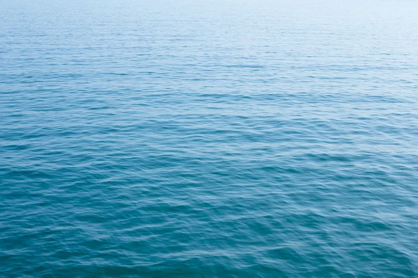 Superfície azul do mar com ondas — Fotografia de Stock