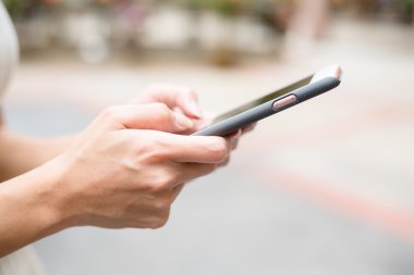 Cep telefonu kullanan kadın 