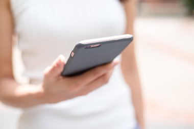 Cep telefonu kullanan kadın 