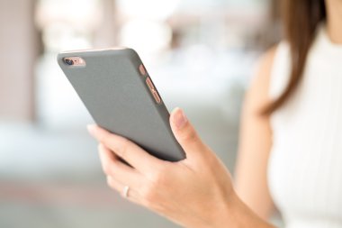 Cep telefonu kullanan kadın 