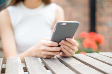 Cep telefonu kafede kullanan kadın 