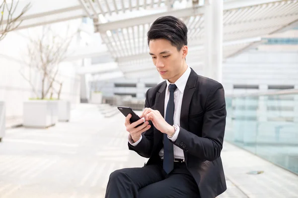 Jonge Aziatische zakenman in pak — Stockfoto