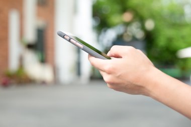 Cep telefonu kullanan kadın