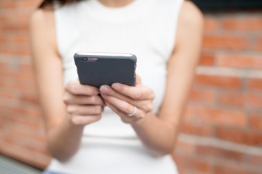 Cep telefonu kullanan kadın