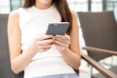 cep telefonuna SMS göndermek kadın
