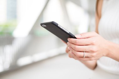 cep telefonuna SMS göndermek kadın