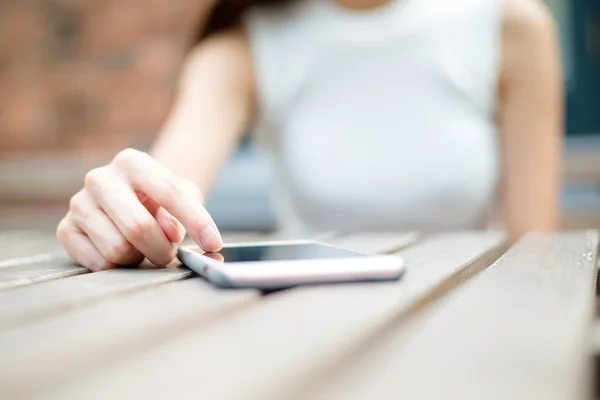 Mujer enviando mensajes de texto en el teléfono celular — Foto de Stock