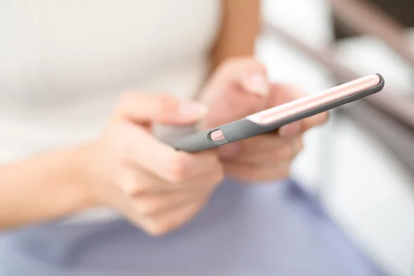 Mujer enviando SMS en el teléfono móvil —  Fotos de Stock