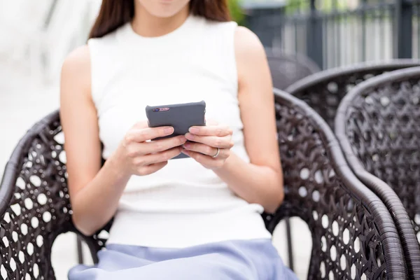 Frau verschickt SMS auf Handy — Stockfoto