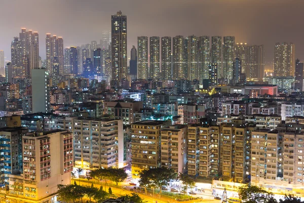 Edificios residenciales de Hong Kong por la noche — Foto de Stock