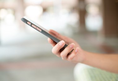 Kadın akıllı telefon SMS gönderme