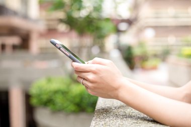 Cep telefonu kullanan kadın