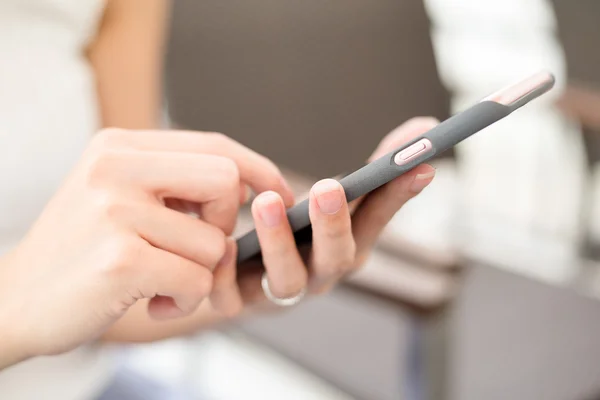 Vrouw surfen op internet op GSM — Stockfoto