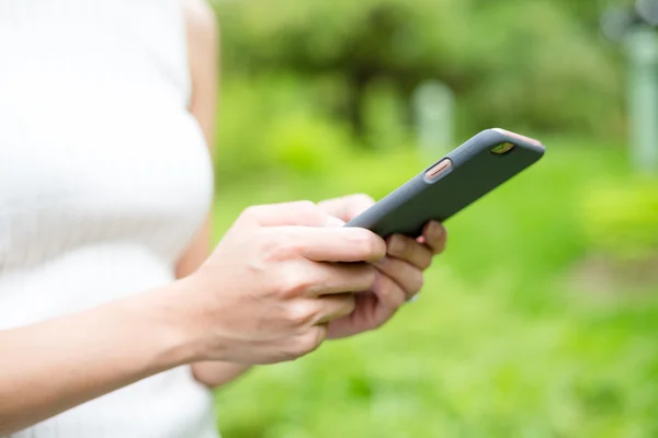 Mujer mirando el teléfono móvil — Foto de Stock