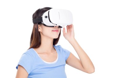 görsel gerçeklik aygıt kullanan kadın