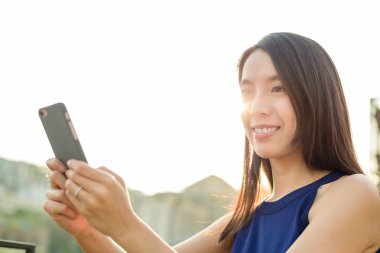 Cellphine, açık kullanan kadın