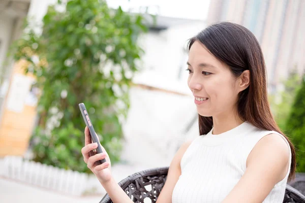 Femme utilisant un téléphone intelligent à l'extérieur — Photo