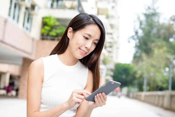 Mulher usando telefone inteligente ao ar livre — Fotografia de Stock