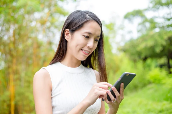 Žena pomocí smartphonu na venkovní — Stock fotografie