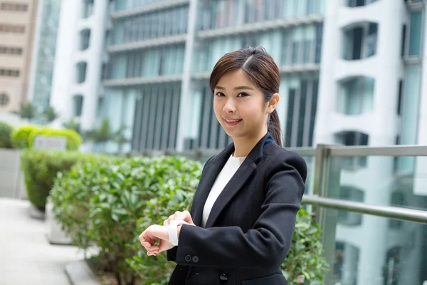 Giovane donna d'affari asiatica in abito da lavoro — Foto Stock