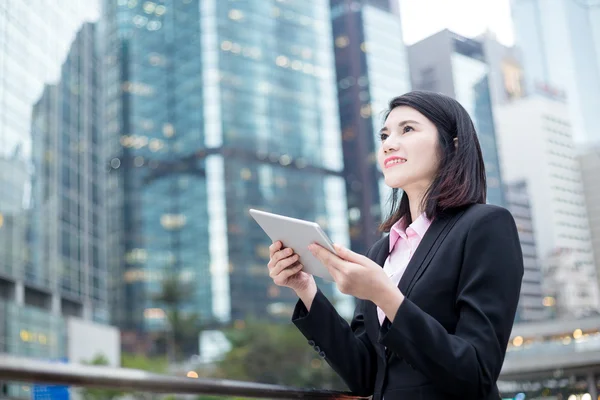 Jeune femme d'affaires asiatique en costume d'affaires — Photo