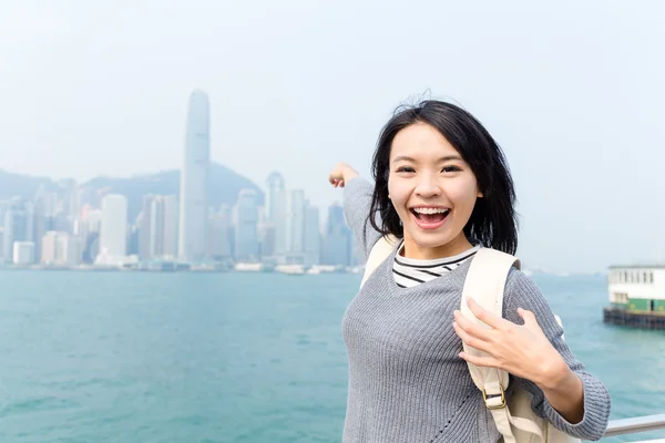 Podekscytowana kobieta podróży w Hong Kongu — Zdjęcie stockowe