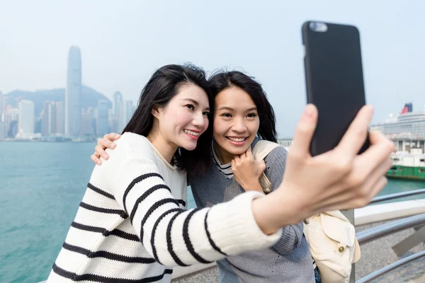 Vrienden van de vrouwen selfie tezamen — Stockfoto