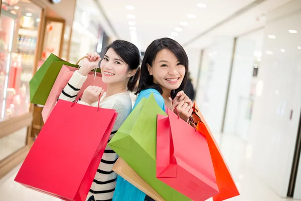 Deux femmes faisant du shopping dans un grand magasin — Photo