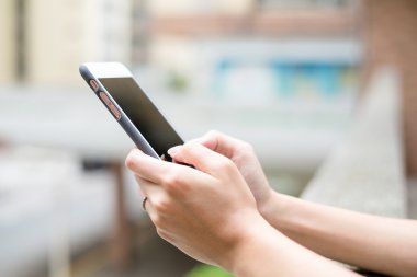 cep telefonuna SMS göndermek kadın