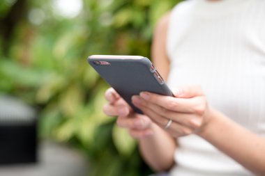 Cep telefonu kullanan kadın