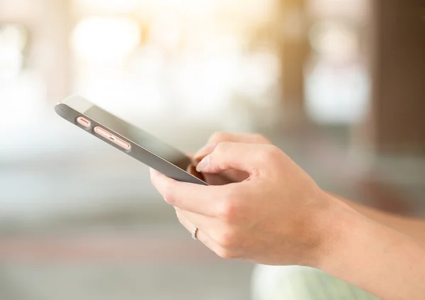 Frau mit Handy angefasst — Stockfoto