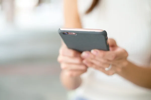 Vrouw verzenden sms op mobiele telefoon — Stockfoto