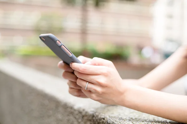 Vrouw verzenden sms op mobiele telefoon — Stockfoto