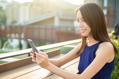 Kadın açık, SMS gönderme