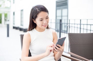 Açık café'de cep telefonu kullanan kadın 