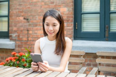 Açık café'de cep telefonu kullanan kadın 