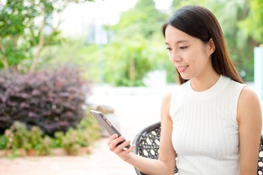 Açık café'de cep telefonu kullanan kadın