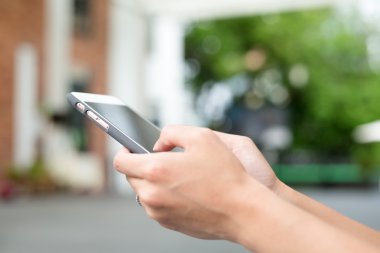 Cep telefonu kullanan kadın