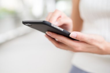 Cep telefonu kullanan kadın