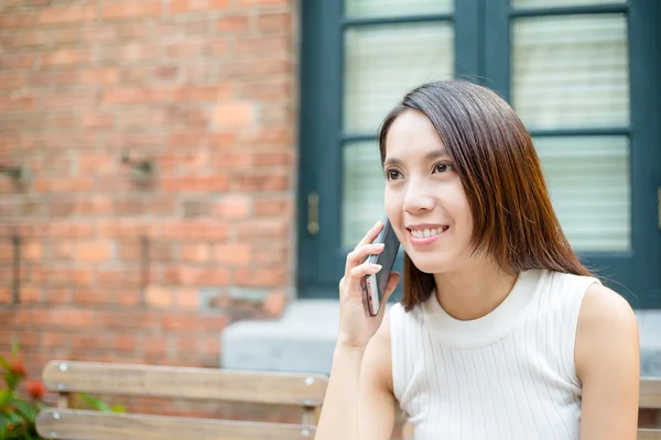 Kvinna pratar på mobiltelefon — Stockfoto