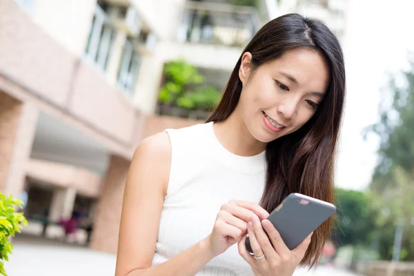 Vrouw met behulp van mobiele telefoon op buiten — Stockfoto