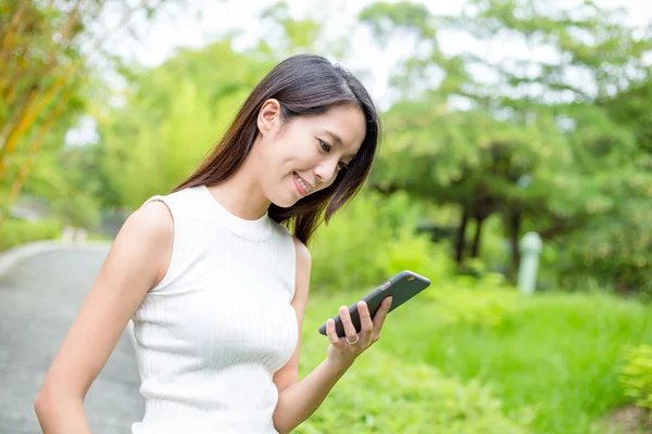 Žena pomocí mobil na venkovní — Stock fotografie