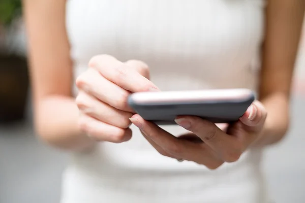 Mujer usando teléfono móvil —  Fotos de Stock