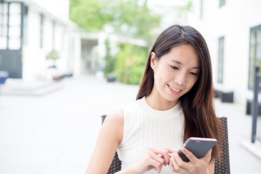 akıllı telefon, açık kullanan kadın