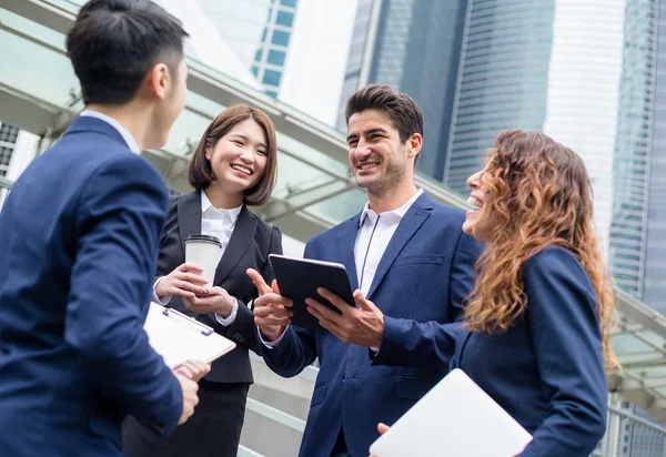 Gruppo di persone multi etniche d'affari — Foto Stock