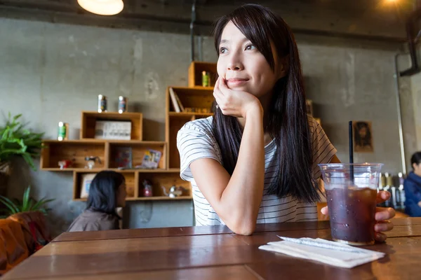 Mujer disfrutando de su café en la cafetería —  Fotos de Stock